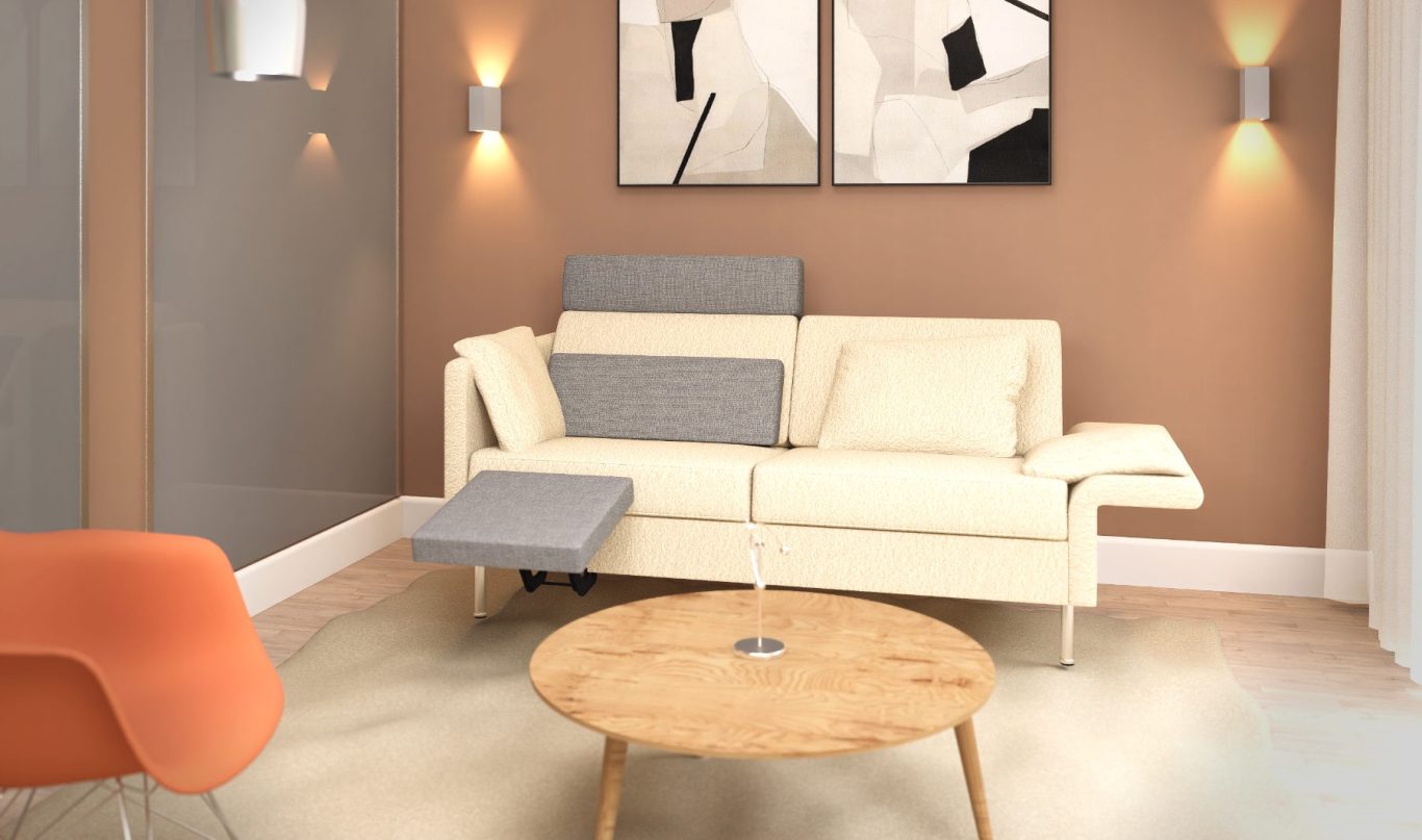 Holztisch, Komfortsofa mit Mobilitätsunterstützung zum Garten Wohnraum mit Sofa, Glastisch und Gartenblick – Frühstücksgeste mit Obst, Wein und Licht